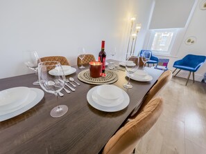 Apartment | Dining - Apartment-sleeps6-parking-internet (London)