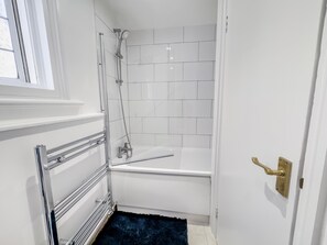 Leilighet | Bad | Separat badekar og dusj, dype avslapningsbadekar og håndklær