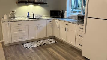 Réfrigérateur, micro-ondes, cafetière/bouilloire