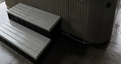 Private Hot Tub, Charming 1-bedroom apartment in delightful Vancouver with WiFi