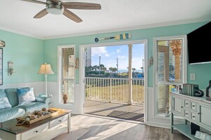 公寓式客房, 1 张特大床和 1 张沙发床 (Grand Caribbean West 215) | 起居区 | 电视