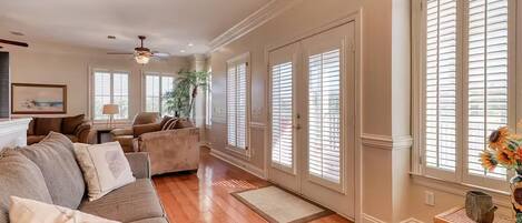 Hus, flere senger (Sunset Breeze) | Oppholdsområde | TV og DVD-spiller