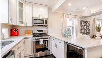 Coffee/tea maker, fridge, microwave, oven