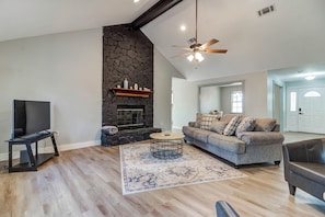 Smart TV, fireplace