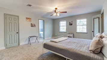 3 bedrooms, desk, iron/ironing board, free WiFi