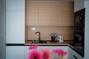 Een koelkast, een microgolfoven, een oven, een kookplaat