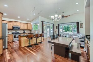 Fridge, microwave, oven, stovetop - Utopia Luxury Stay - Olympia (Olympia)