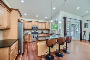 Fridge, microwave, oven, stovetop - Utopia Luxury Stay - Olympia (Olympia)