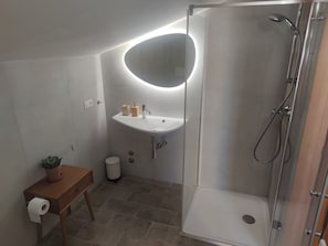 Dusche, Haartrockner, Bidet, Handtücher