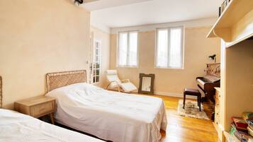 3 bedrooms, iron/ironing board, bed sheets