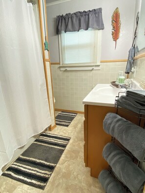 Regadera, toallas, jabón, papel de baño 