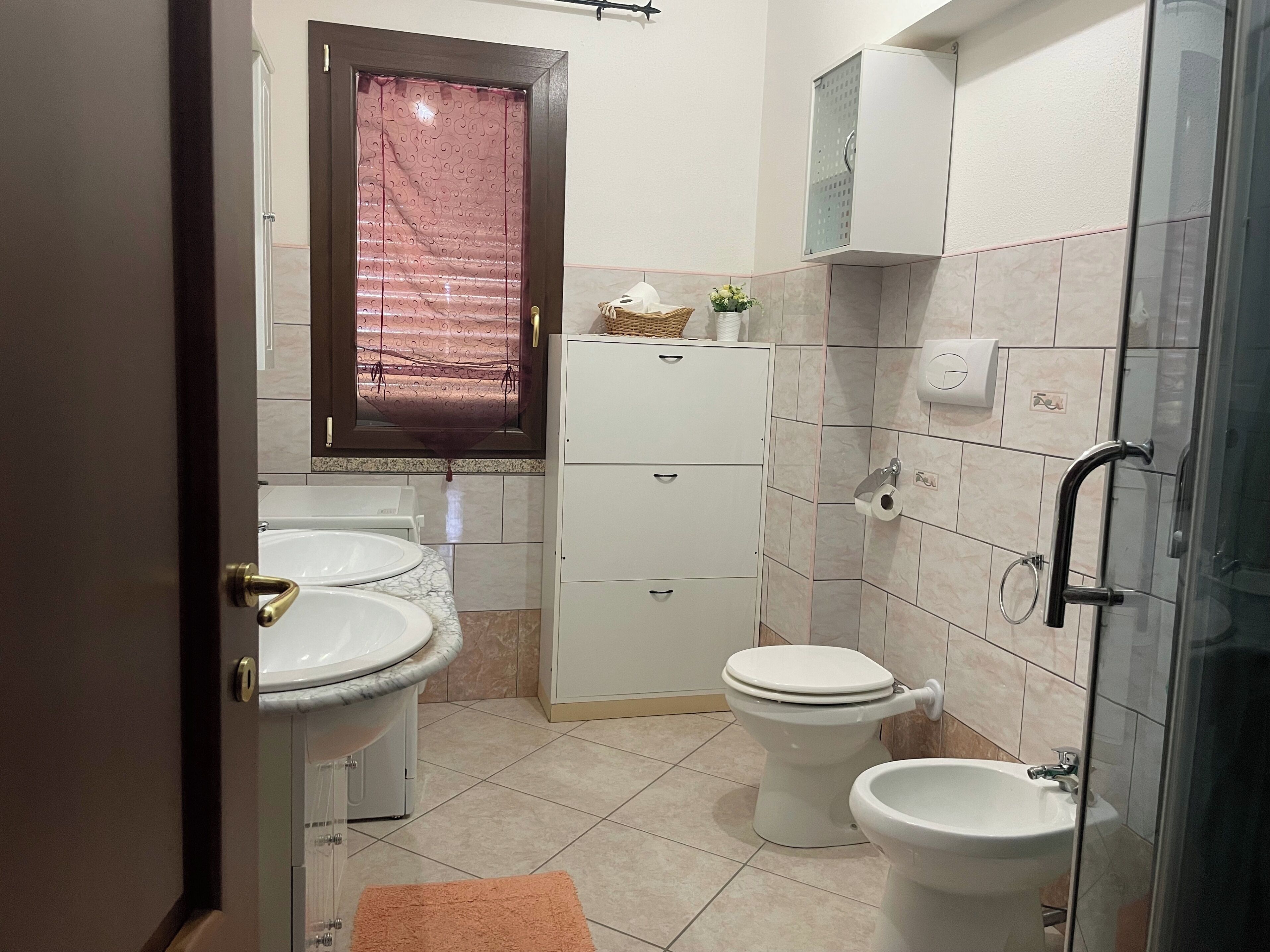 Une petite salle de bain comprenant des toilettes, un bidet et un lavabo.