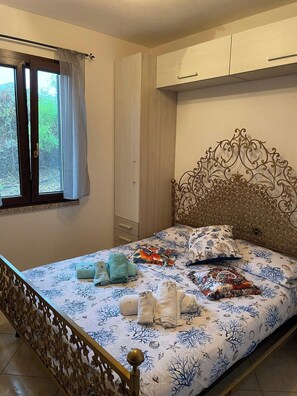 2 quartos, ferros/tábuas de passar roupa, roupa de cama