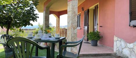 House | Outdoor dining