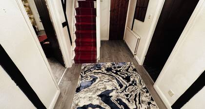 Spacious 4 Bedroom House in St Albans