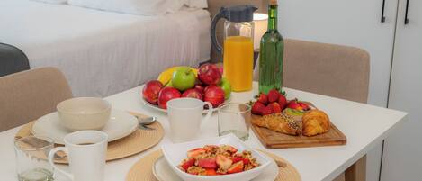 1 dormitorio, tabla de planchar con plancha, wifi y ropa de cama