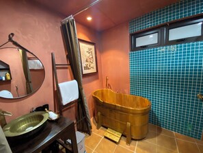 Hair dryer, soap, shampoo - Old Quarter Art boutique Railview Apart 2bd Washer (Hoan Kiem)