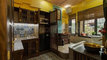 Fridge, microwave, stovetop, cookware/dishes/utensils