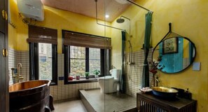 Hair dryer, soap, shampoo - Hoan Kiem Art Boutique Apart 2beds Balcony Netflix

 (Hoan Kiem)