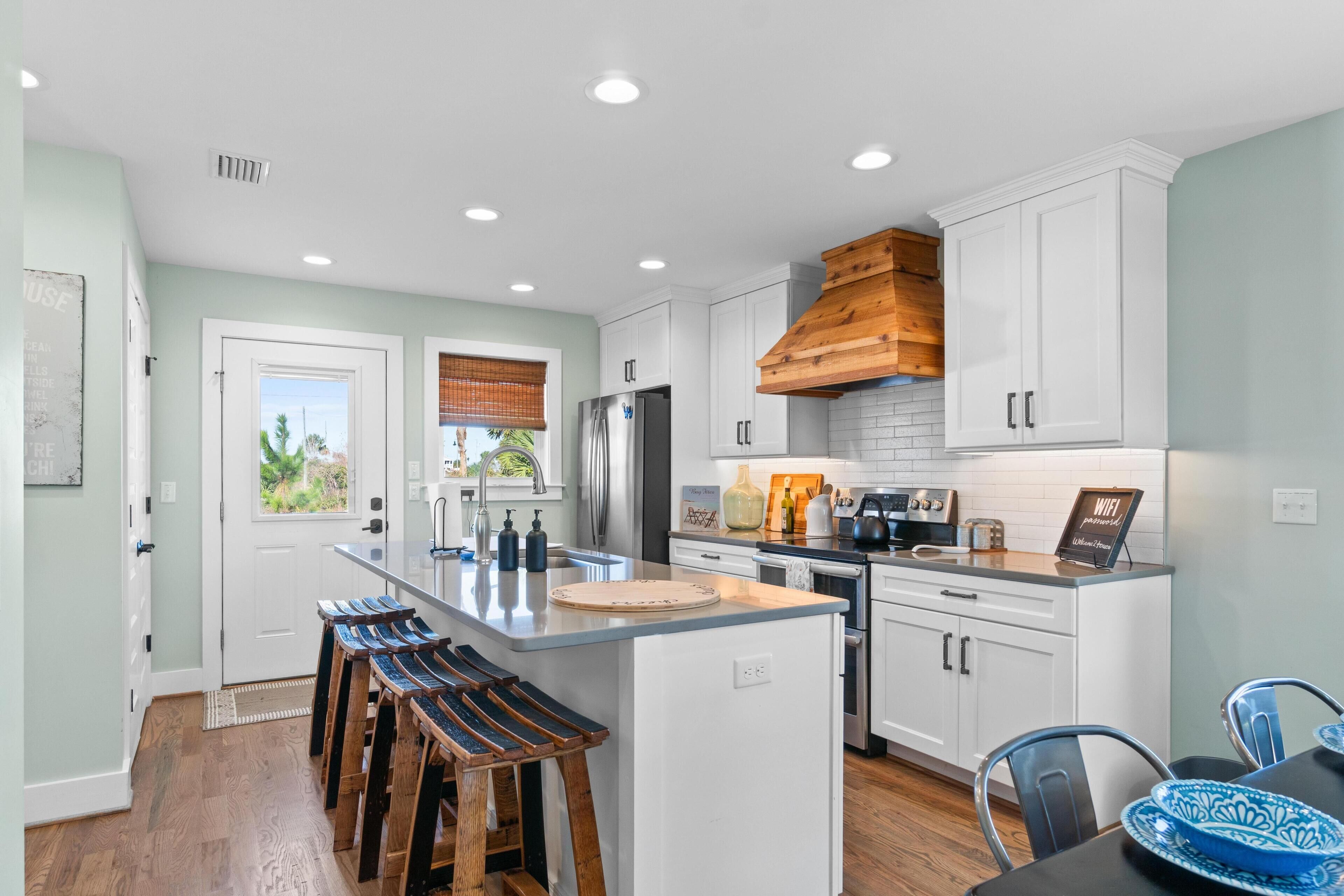 Jääkaappi, mikroaaltouuni, uuni, liesi