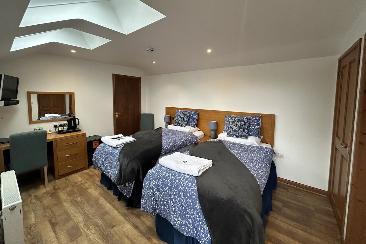 Comfort Double or Twin Room, Accessible, Ensuite | 1 bilik tidur, meja, ruang kerja komputer riba