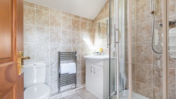 Comfort Double or Twin Room, Ensuite | Bathroom | Hair dryer, soap, shampoo, toilet paper