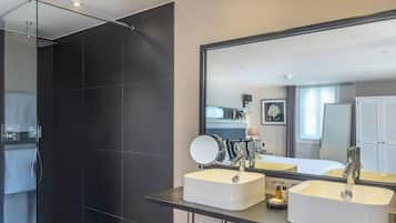 SĂšche-cheveux, serviettes fournies, savon, shampoing