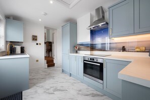 Jääkaappi, mikroaaltouuni, uuni, astianpesukone