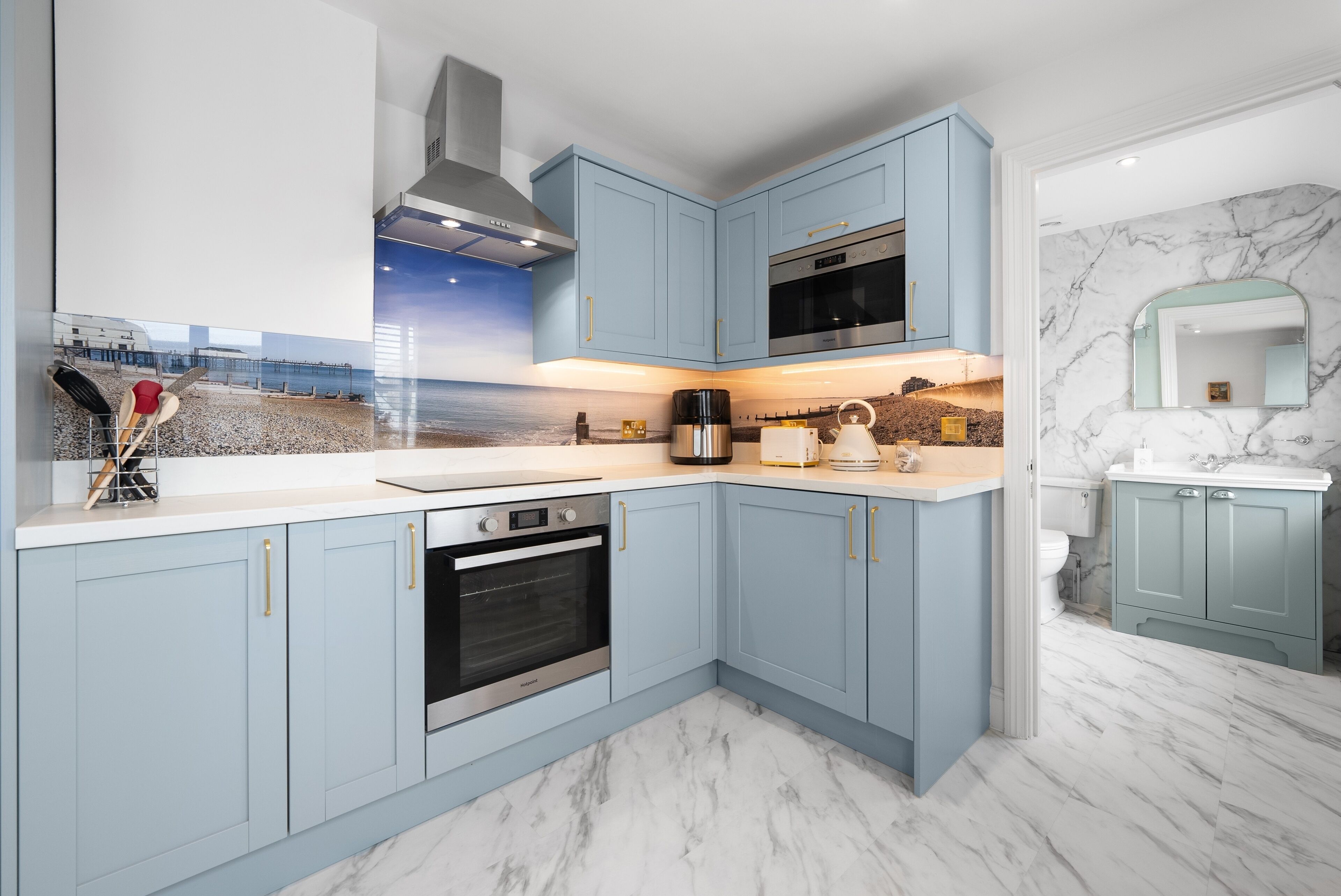 Frigorífico, microondas, horno y lavavajillas