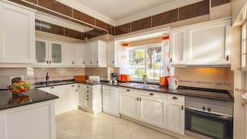 Microondas, lavavajillas, cafetera/tetera, utensilios de cocina