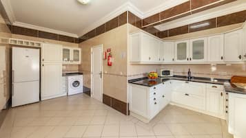 Microwave, dishwasher, coffee/tea maker, cookware/dishes/utensils