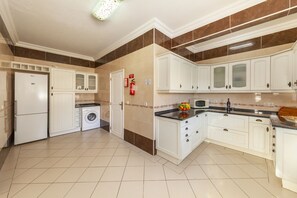 Microwave, dishwasher, coffee/tea maker, cookware/dishes/utensils - Villa Las Flores (Albufeira)