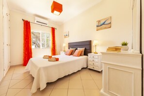 5 bedrooms, cribs/infant beds, bed sheets