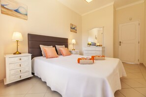 5 bedrooms, cots/infant beds, bed sheets - Villa Las Flores (Albufeira)