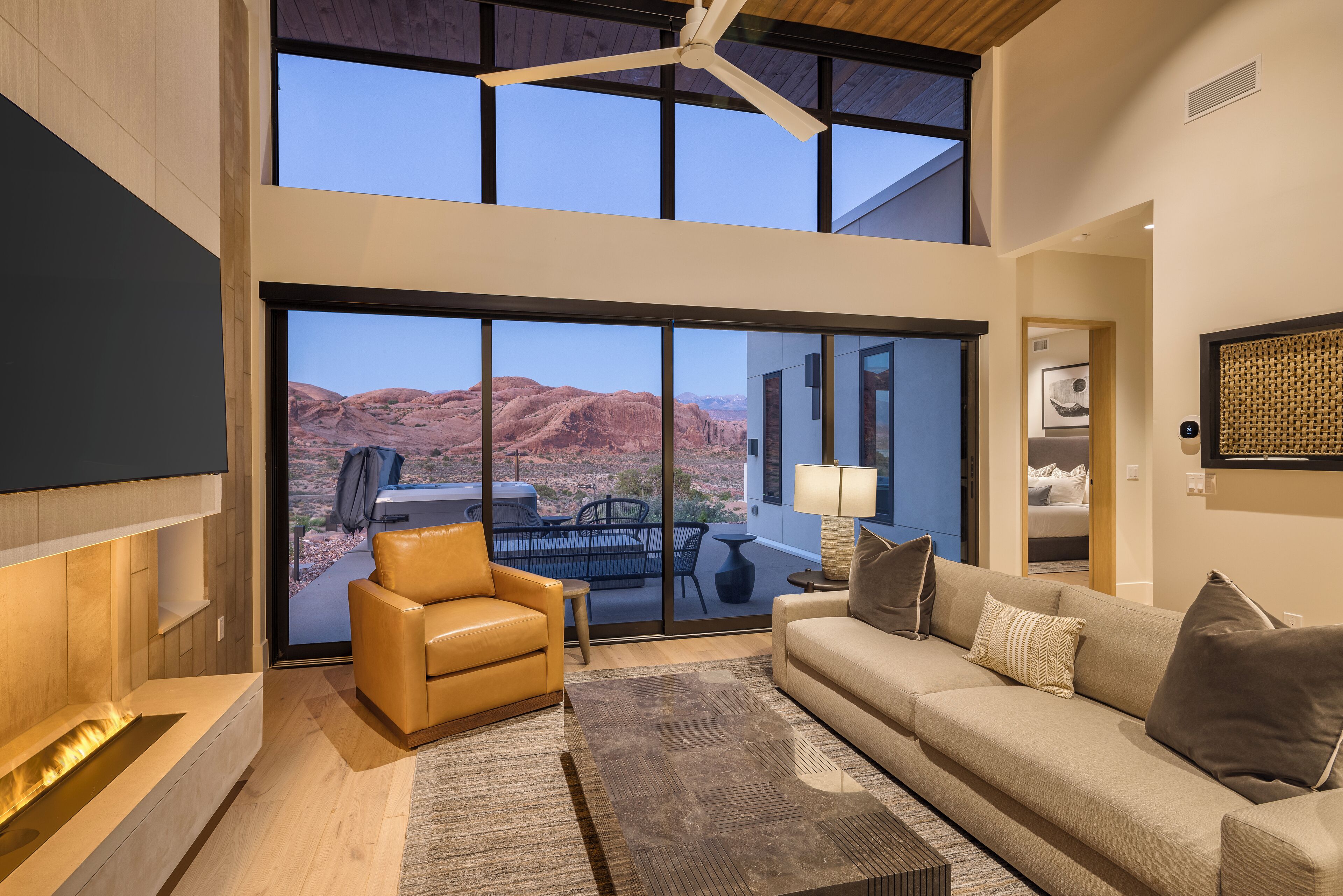 Smart TV de 65 pulgadas con canales digitales y Netflix 