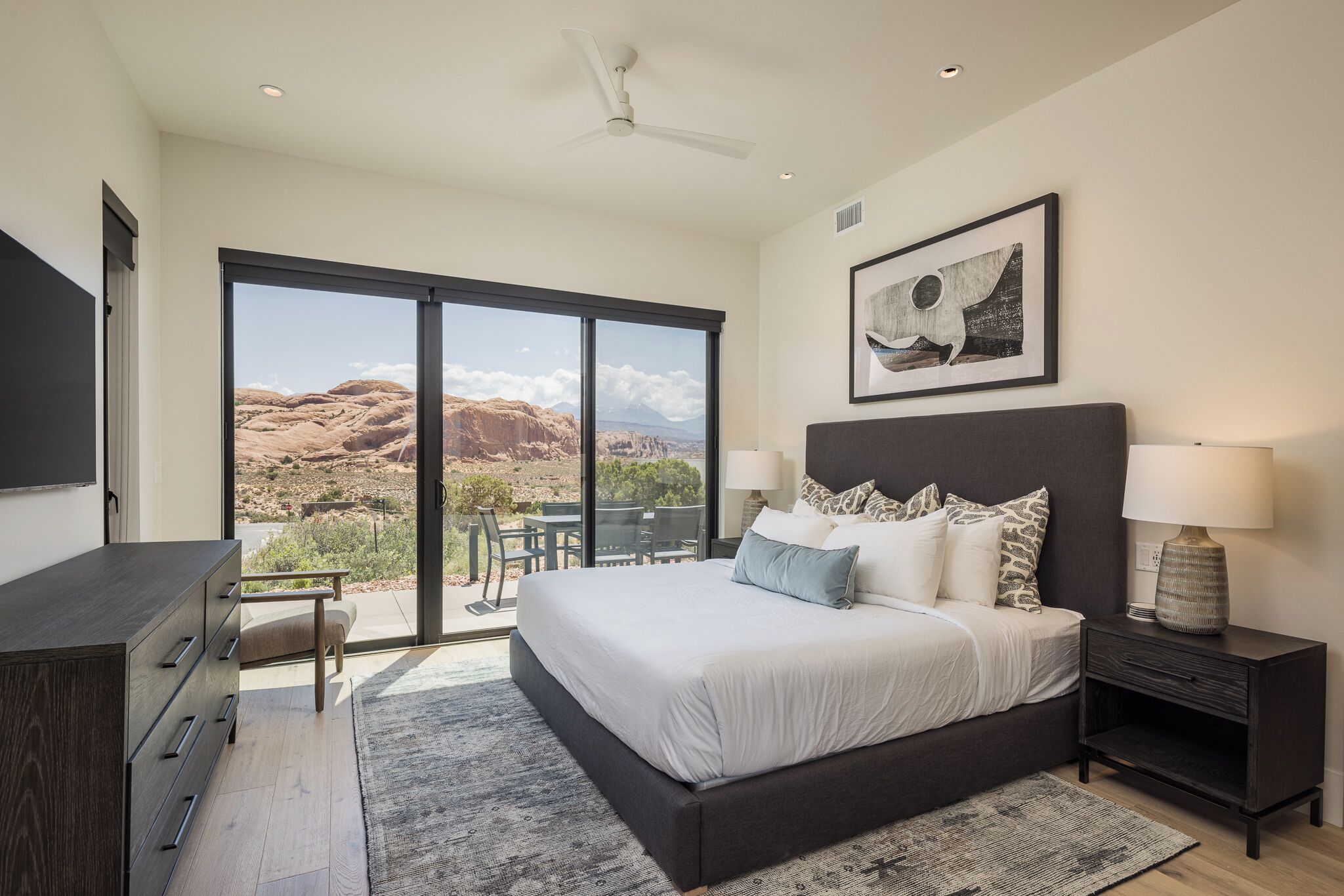 Luxe beddengoed, pillowtop-bedden, een laptopwerkplek