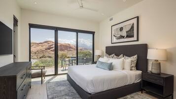 Luxe beddengoed, pillowtop-bedden, een laptopwerkplek