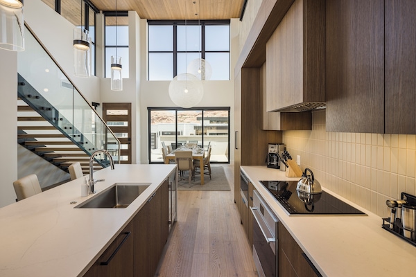 Full-size fridge, microwave, oven, stovetop