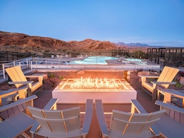 Una piscina al aire libre, cabañas de piscina gratuitas, sombrillas