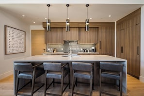Full-size fridge, microwave, oven, stovetop - Lionsback Resort (Moab)