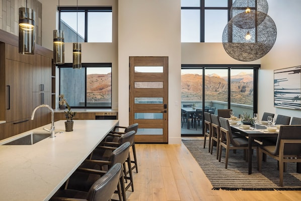 Full-size fridge, microwave, oven, stovetop - Lionsback Resort (Moab)