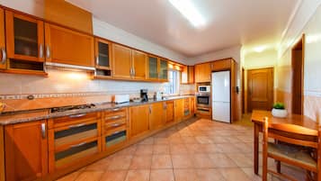 Microwave, dishwasher, coffee/tea maker, cookware/dishes/utensils