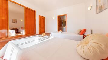 4 bedrooms, cribs/infant beds, bed sheets