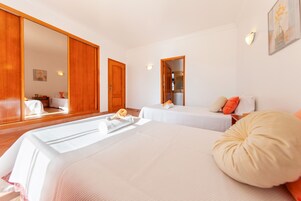 4 dormitorios, cunas (de pago), ropa de cama