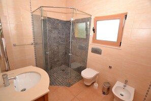 Dusche, Haartrockner, Bidet, Handtücher