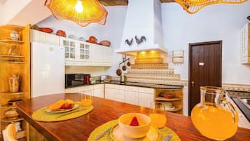 Microondas, lavavajillas, cafetera/tetera, tostadora