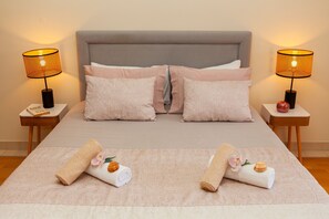 2 bedrooms, cribs/infant beds, bed sheets
