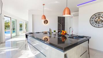 Microwave, oven, dishwasher, coffee/tea maker