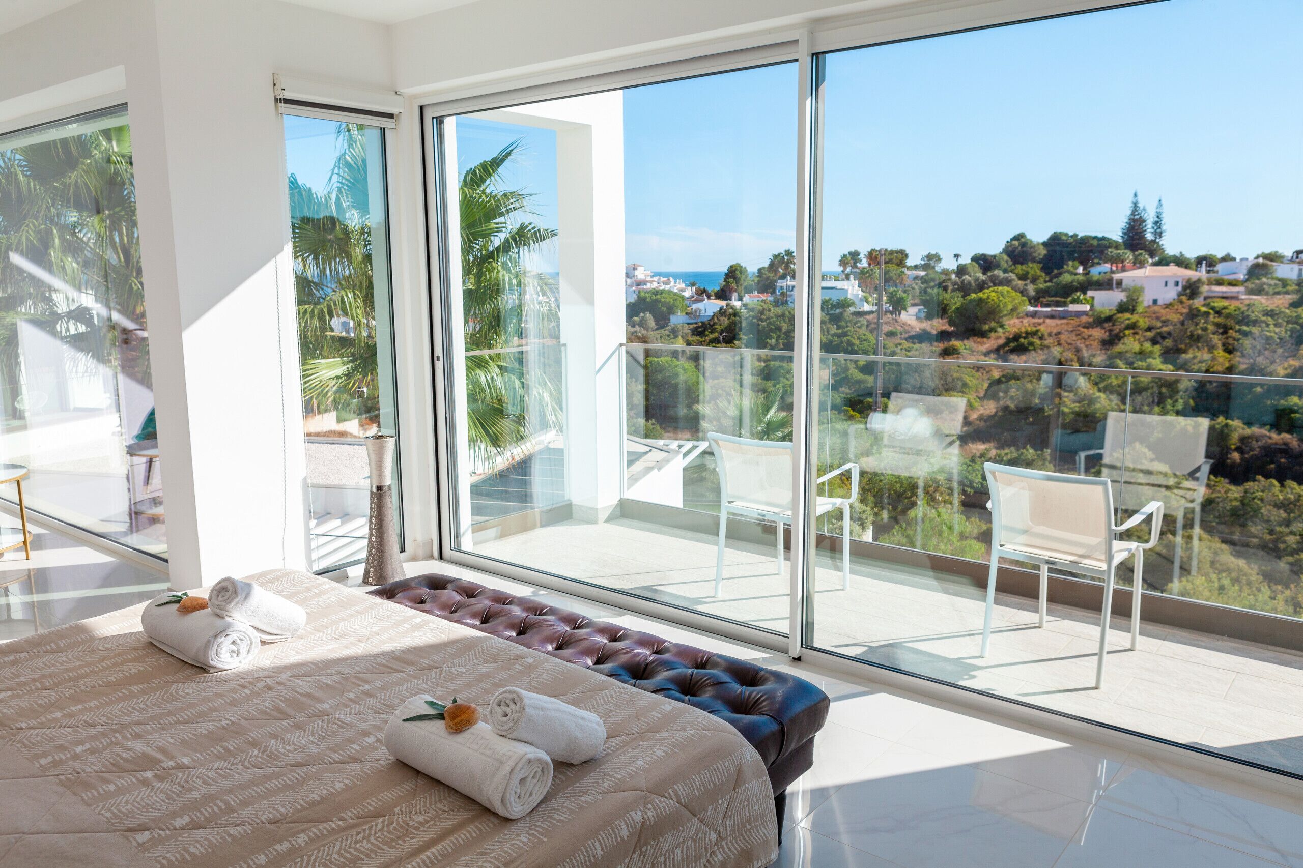 4 bedrooms, cots/infant beds, bed sheets