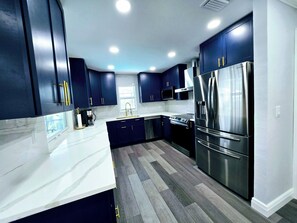 Geladeira, micro-ondas, fogão, cooktop